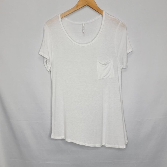 Active USA White Scoop Neck Short Sleeve Shirt - Picture 2 of 13